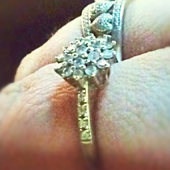 White Gold Cluster Ring - Picture 6 of 6